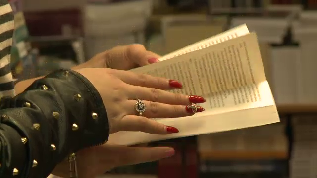 Raspunsul acestei eleve la intrebarea "Cum incepe Luceafarul?". Ce inseamna Eminescu astazi pentru adolescenti