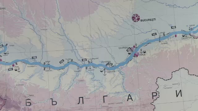 Criza pe Dunare din cauza nivelului apei. Navele romanesti au ajuns "ingropate" in nisipul bulgaresc
