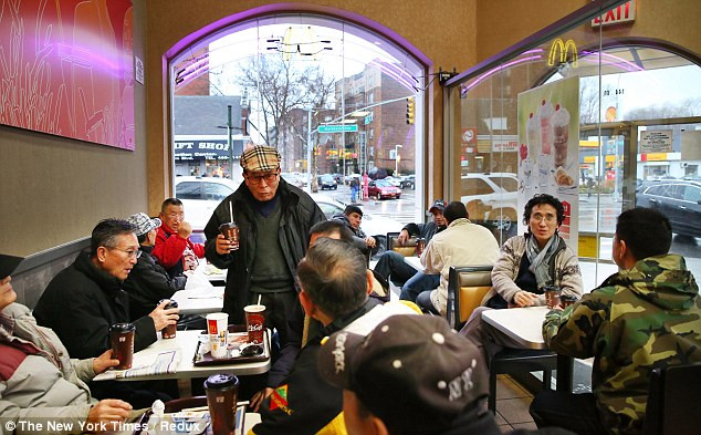 Pensionarii din New York, in conflict cu McDonald's. Cum reusesc batranii sa alunge clientii care doresc sa ia masa acolo