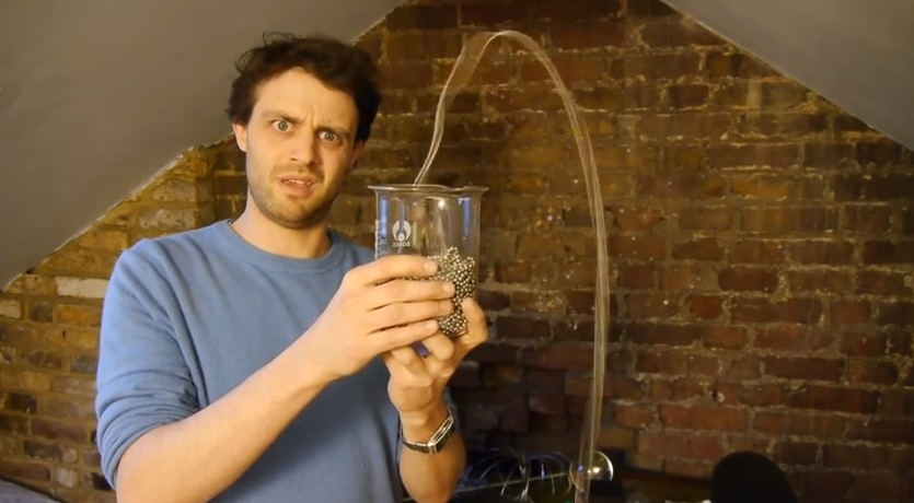 Clip viral, transformat in studiu stiintific. Cercetatorii au descoperit misterul "fantanii de bile metalice"