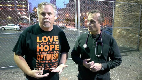 Un doctor din SUA se deghizeaza in persoana fara adapost si ofera ingrijiri medicale gratuite. VIDEO