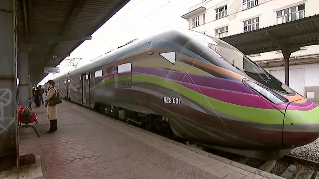 Romania absurda: Cel mai rapid tren electric facut la noi merge cu 20 de km/h intre Craiova si Bucuresti