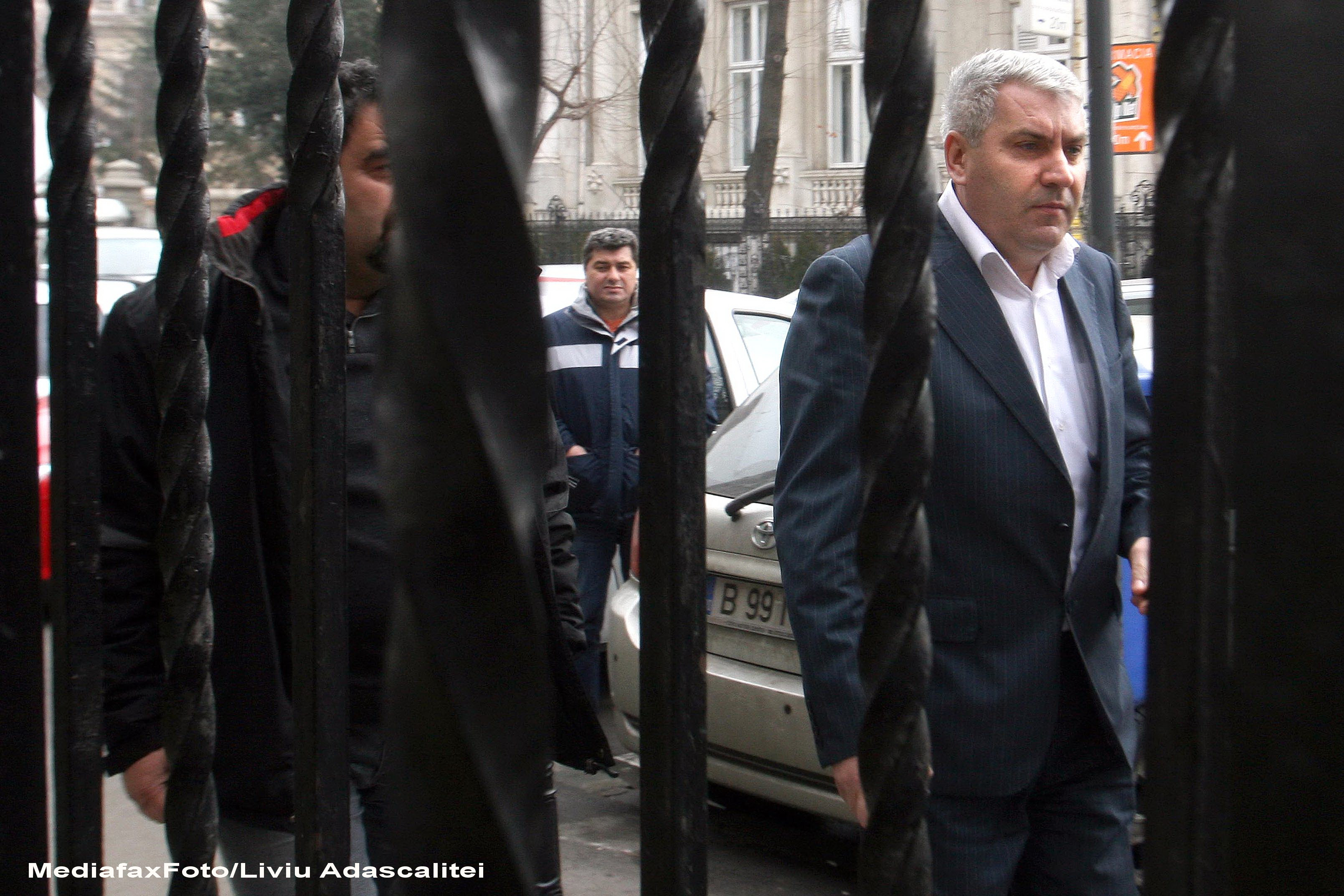 Pe cine au trimis romanii in Parlament. Deputatul spagar Coman, agramat si vulgar: "E dementi la cap, ma!"