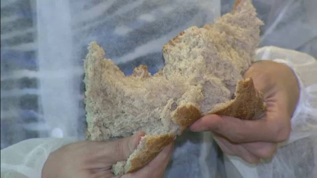 Ce se întâmplă dacă mestecăm mult timp o bucată de pâine. Efectul este uluitor