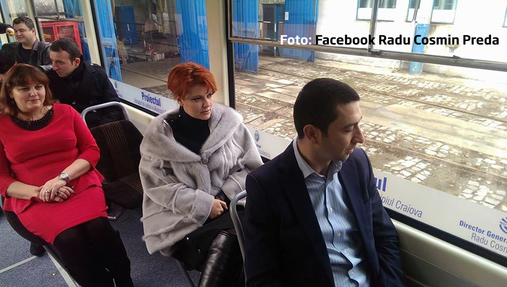Numele primarului pe geamul tramvaiului. Craiovenii sunt ajutati sa nu uite cu cine trebuie sa voteze