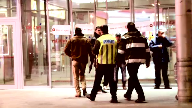 Atac sangeros intr-un centru comercial din Capitala. Un barbat gelos si-a injunghiat rivalul in dragoste, sub ochii iubitei