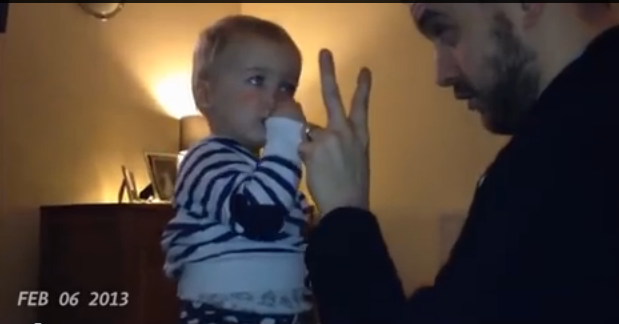 Un britanic a "strans" un an din viata tripletilor sai intr-un videoclip. Imaginile au induiosat pe toata lumea