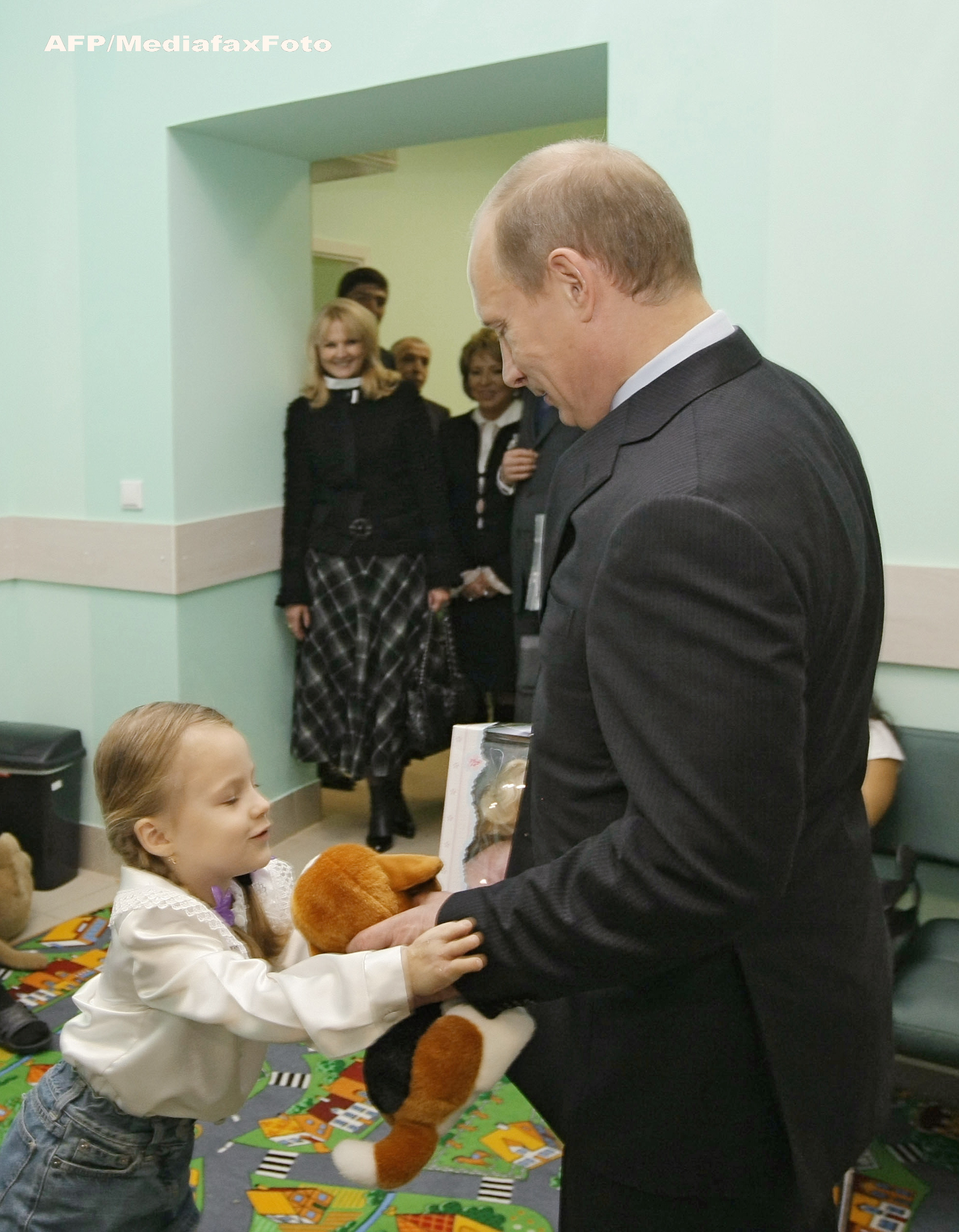 Vladimir Putin ii jigneste pe homosexuali cu un mesaj ca in piesa celor de la Pink Floyd: "Lasati copiii in pace!"