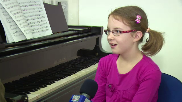 Povestea Esterei, fetita de 10 ani, comparata cu Mozart. Ce inseamna "urechea muzicala absoluta"