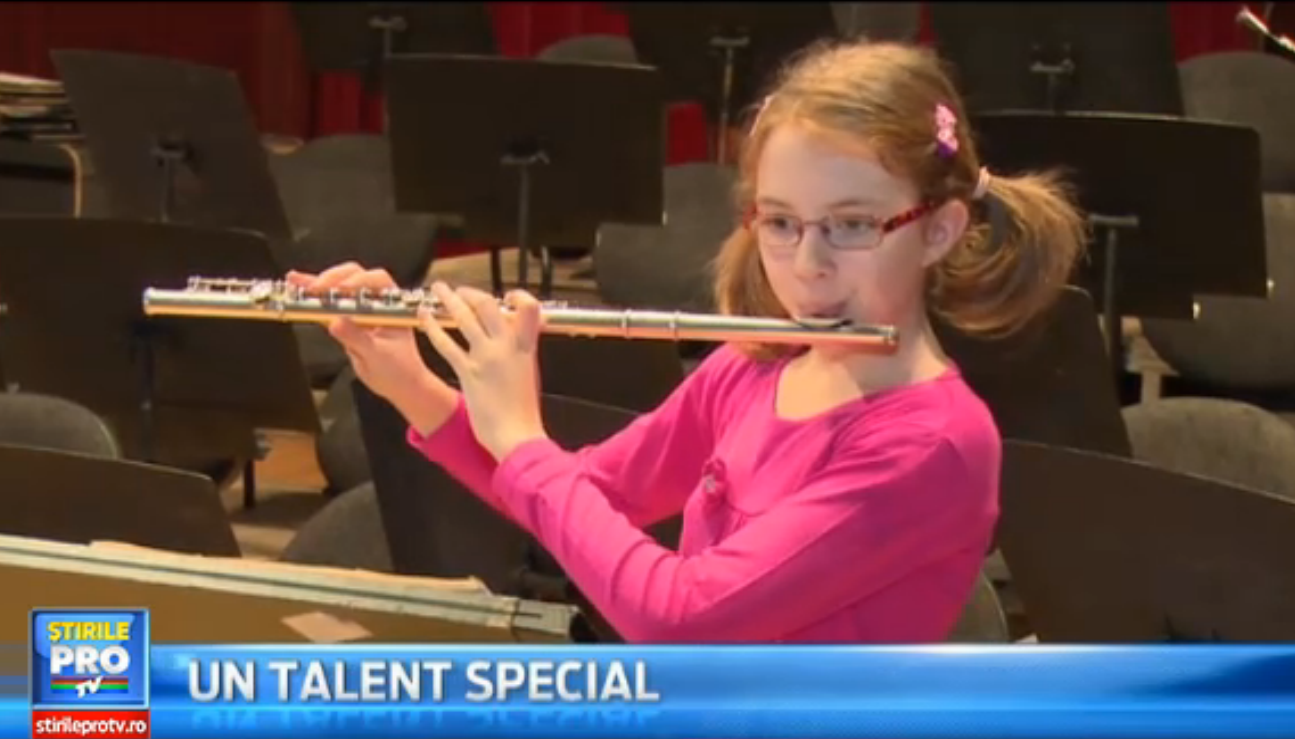 O fetita din Bihor are talentul lui Mozart. Cum a invatat Estera sa cante la zece instrumente muzicale