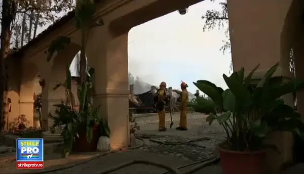 CLIPUL ZILEI: Aproape 2.000 de oameni din sudul Californiei si-au parasit casele din cauza incendiilor de vegetatie