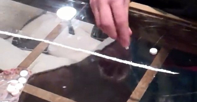 Trend periculos in SUA. Tinerii piseaza bomboane si apoi le trag pe nas ca pe droguri. VIDEO