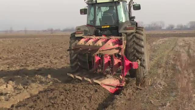 O clipa de neatentie l-a costat viata pe un barbat de 65 de ani din judetul Alba. A fost strivit de utilaj