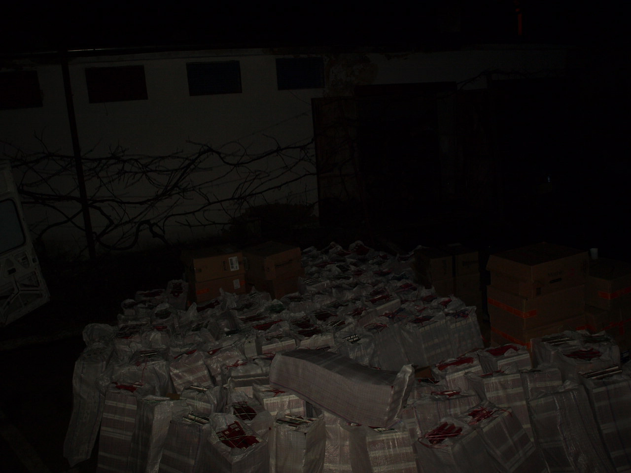 Microbuz burdusit cu peste un milion si jumatate de tigarete de contrabanda, "invizibil" la frontiera. Politistii fac ancheta