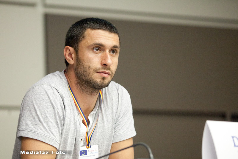 iLikeIT. Dragos Bucur, prins cu o aplicatie de descarcat torrente pe tableta. Ce explicatie a dat