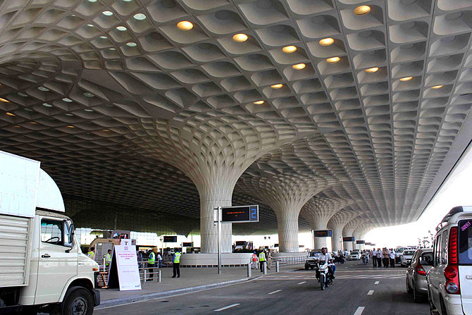 "Este spectaculos!": Cum arata cel mai nou terminal al aeroportului din Mumbai! VIDEO