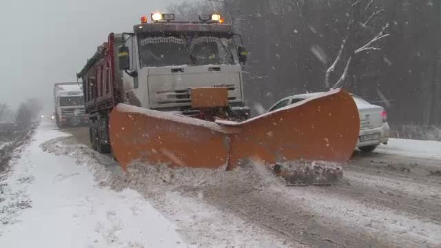 Au iesit pentru ploi si-au dat de zapada. Cum explica autoritatile haosul de pe drumuri dupa ninsorile din Moldova