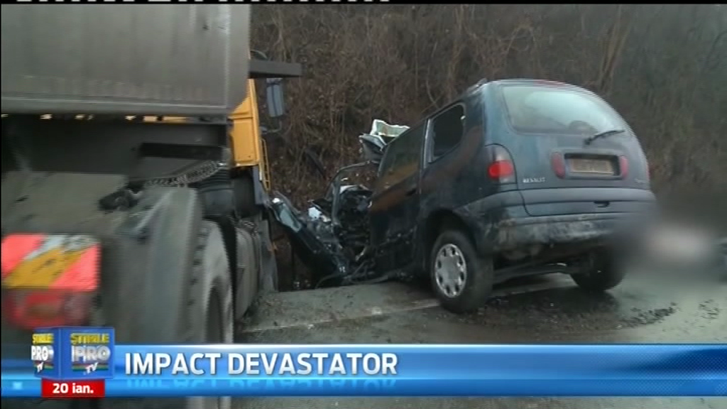 Doua persoane, intre care o fetita de 11 ani, au sfarsit intr-un teribil accident de circulatie, pe DN7. VIDEO