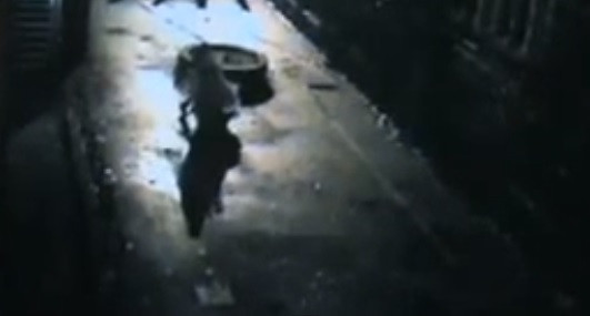 Momentul in care un hot din Tara Galilor a fost prins cu rochii de mireasa de 5000 de lire. Cum incerca sa le duca acasa