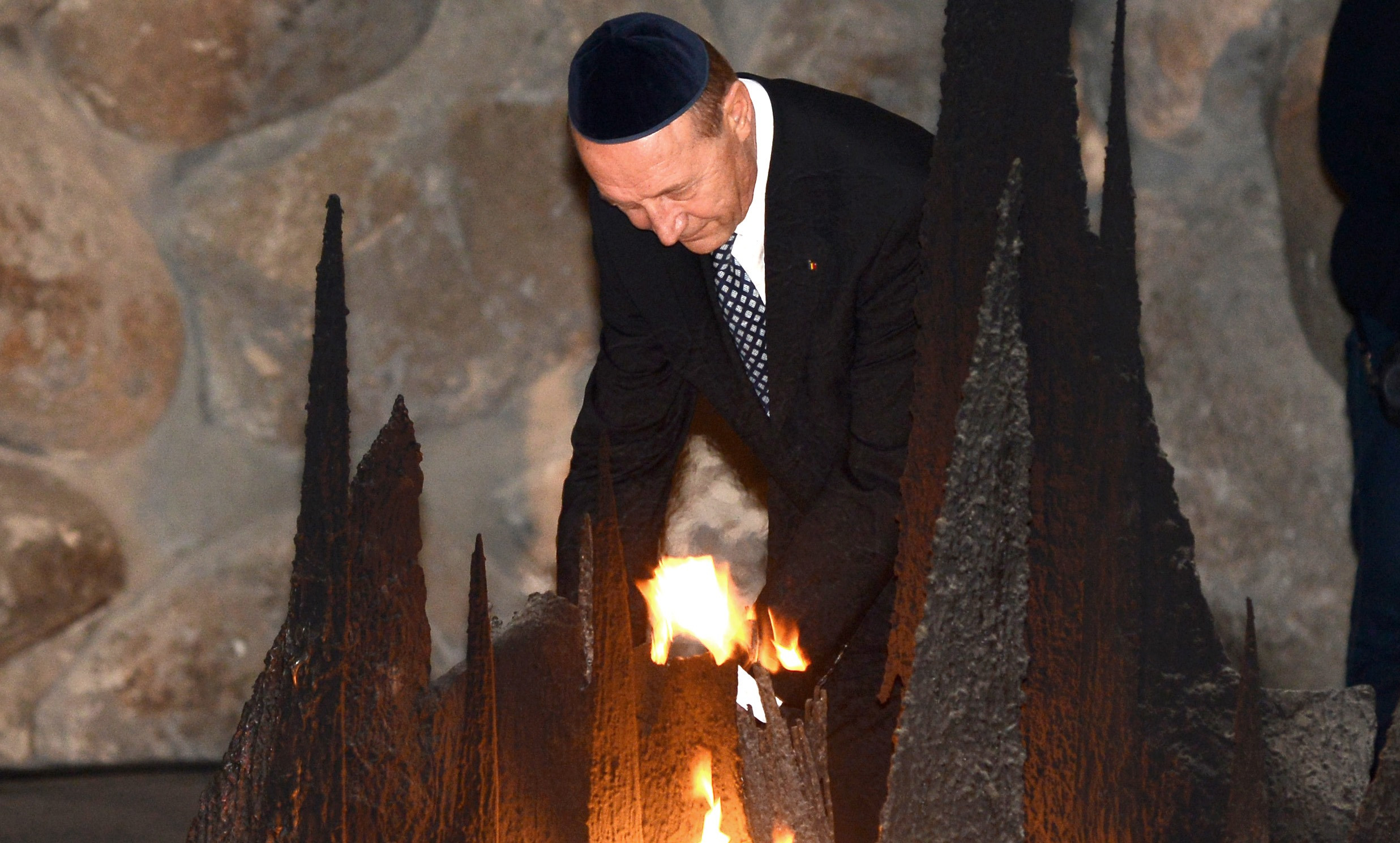 Biletul cu dorinta secreta lasat de Traian Basescu la Zidul Plangerii, in timpul vizitei din Israel, alaturi de seful SRI