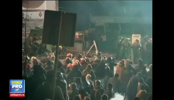 CLIPUL ZILEI: Manifestatii violente la Kiev, pentru demiterea presedintelui Ianukovici
