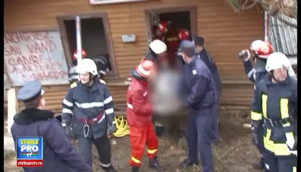 O femeie de 22 de ani a murit strivita de o cabana de lemn