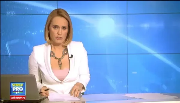 IMAGINI AMATOR. Scene violente in centrul orasului Buzias. Tanar atacat cu furci si rangi in strada