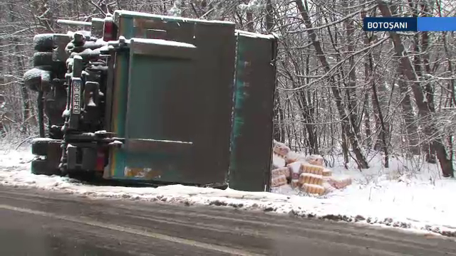 Un strat de 5 centimetri de zapada a creat haos pe sosele din Moldova. Primele drumuri blocate si incidente rutiere