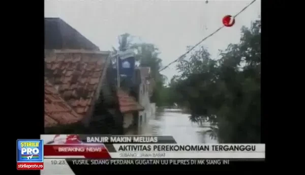 CLIPUL ZILEI: Inundatii puternice in Indonezia, oamenii merg cu barcile pe strazi