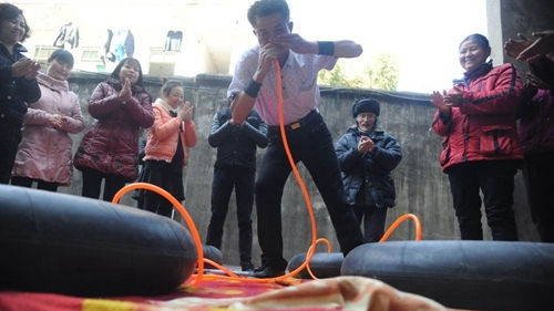 Chinezul de 63 de ani cu plamani de otel. Cum reuseste sa umfle cauciucuri cu nasul. FOTO