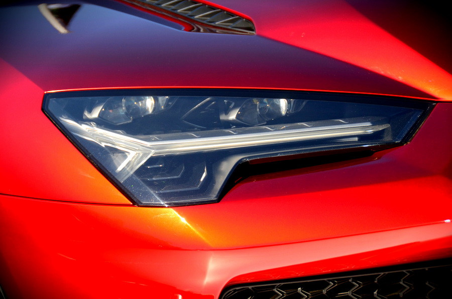 A distrus un Lamborghini intr-o secunda. Reactia pe care a avut-o soferul imediat dupa accident