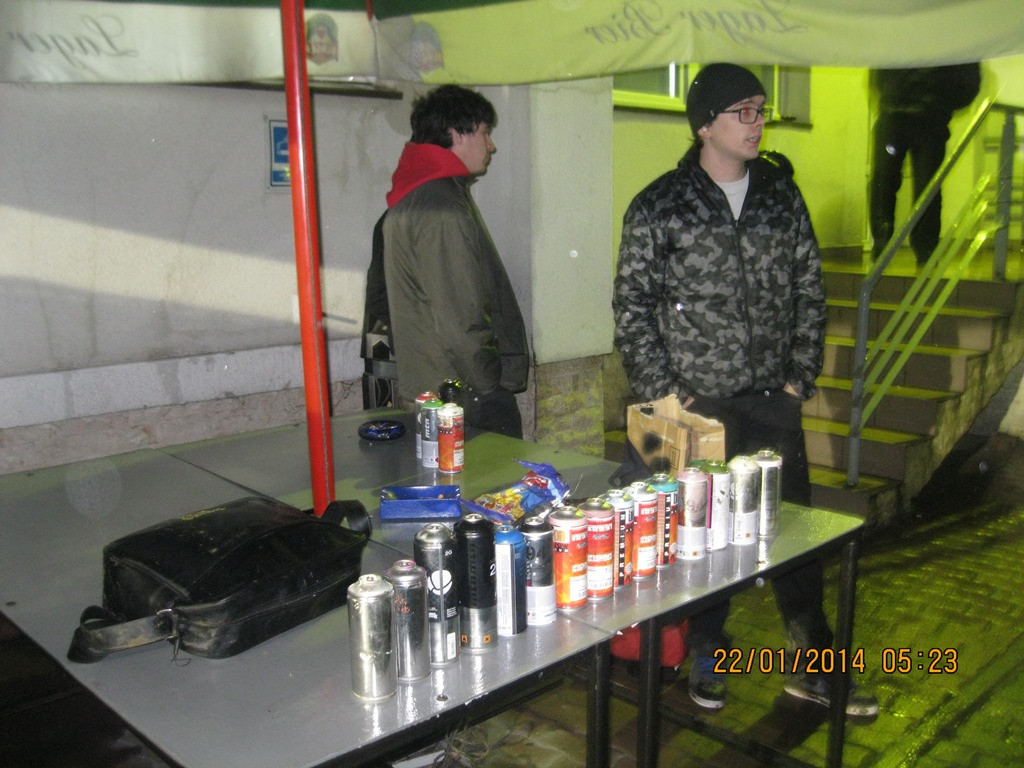 Trei tineri au fost amendati cu cate 500 de lei dupa ce au fost prinsi ca desenau graffiti pe peretele unei cladiri