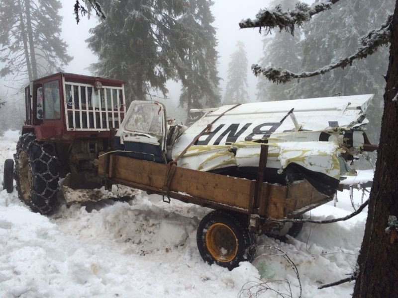 Avionul prabusit in Apuseni, facut bucati. Resturile sunt scoase de la locul accidentului. GALERIE FOTO