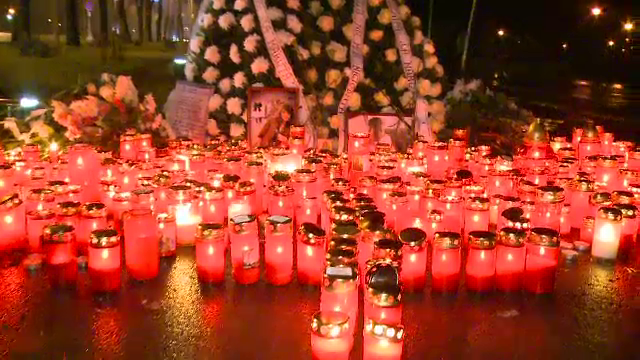 "Marea de lumina" care a inconjurat Statuia Aviatorilor din Capitala. Un ultim omagiu a fost adus victimelor din Apuseni