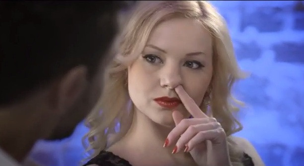 "E ca si cum te-ai scobi in nas". Moldovenii se "leapada" de fumat intr-o campanie viral