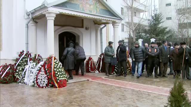 Adrian Iovan a fost inmormantat in prezenta a 1000 de oameni. Un elicopter a aruncat valuri de flori peste mormant