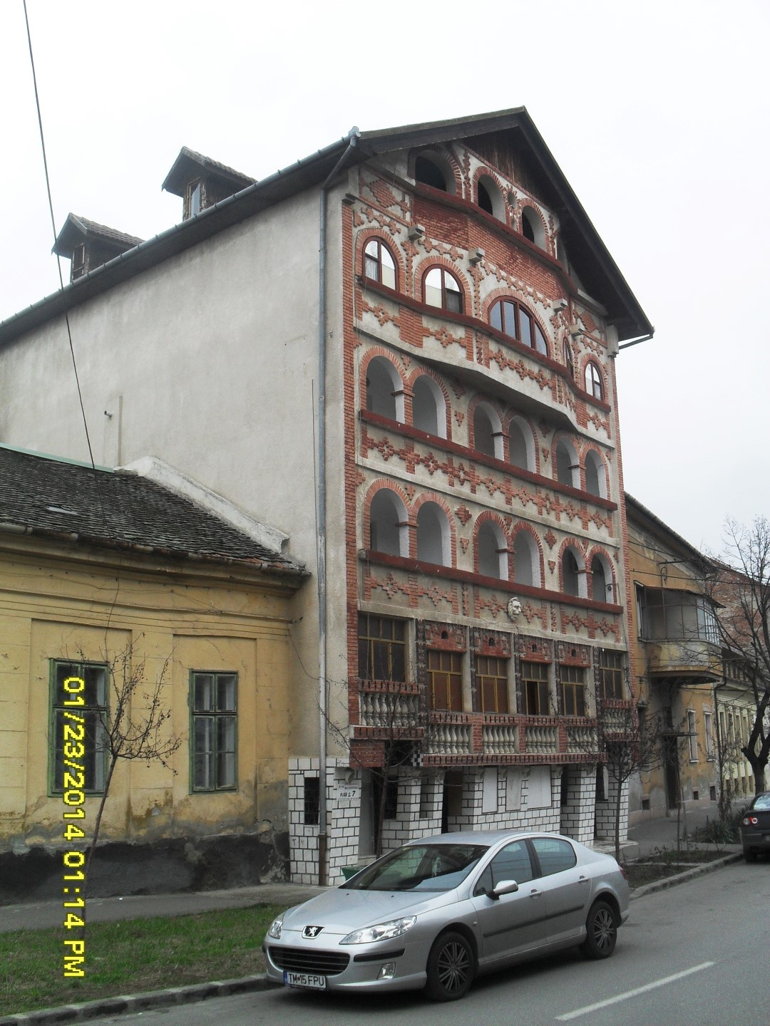 Ce n-a vazut Timisoara: rromii isi demoleaza singuri un palat opulent si kitschos