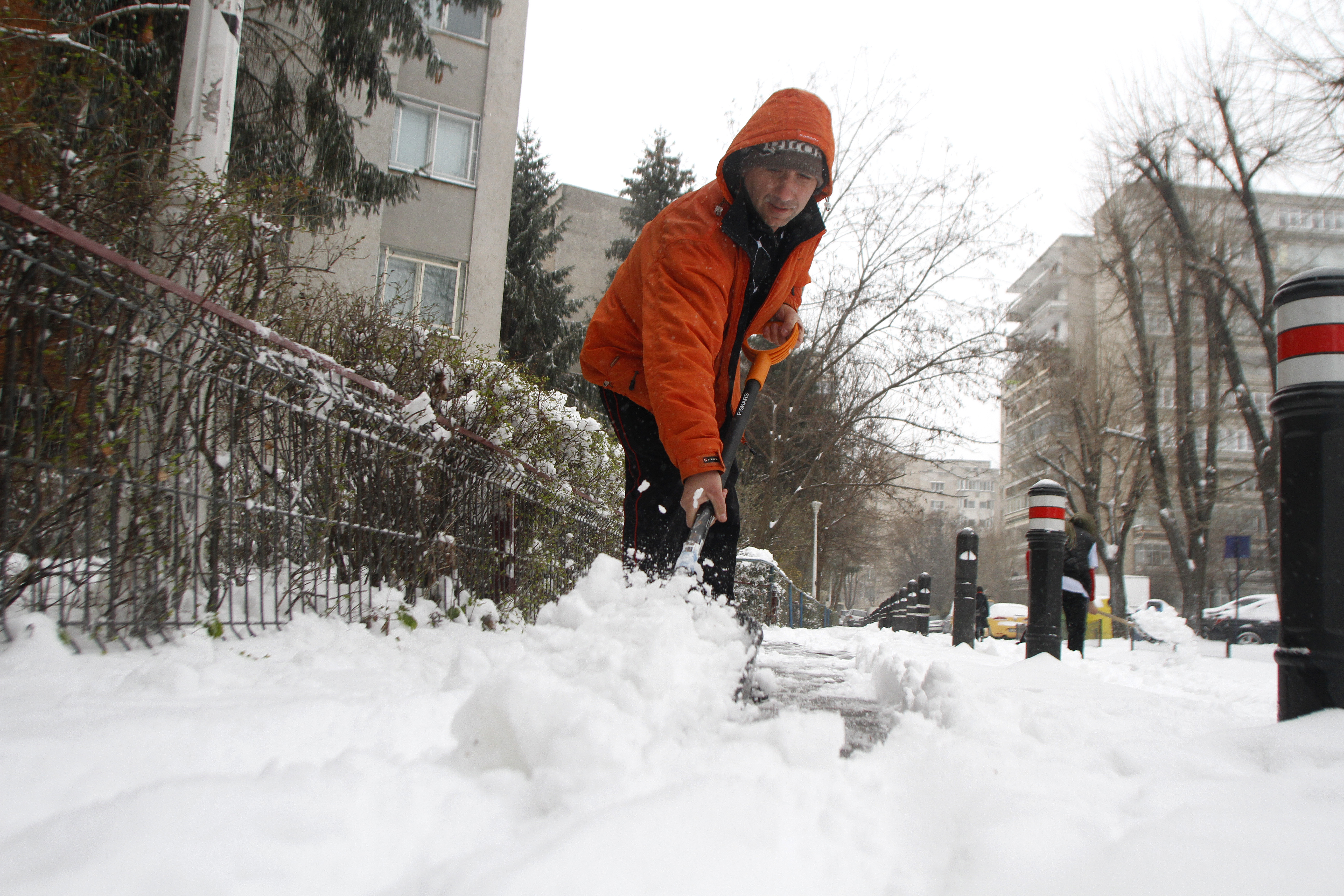 Prima victima a gerului care loveste Romania: un barbat a murit de frig. Alte doua posibile cazuri de decese prin hipotermie