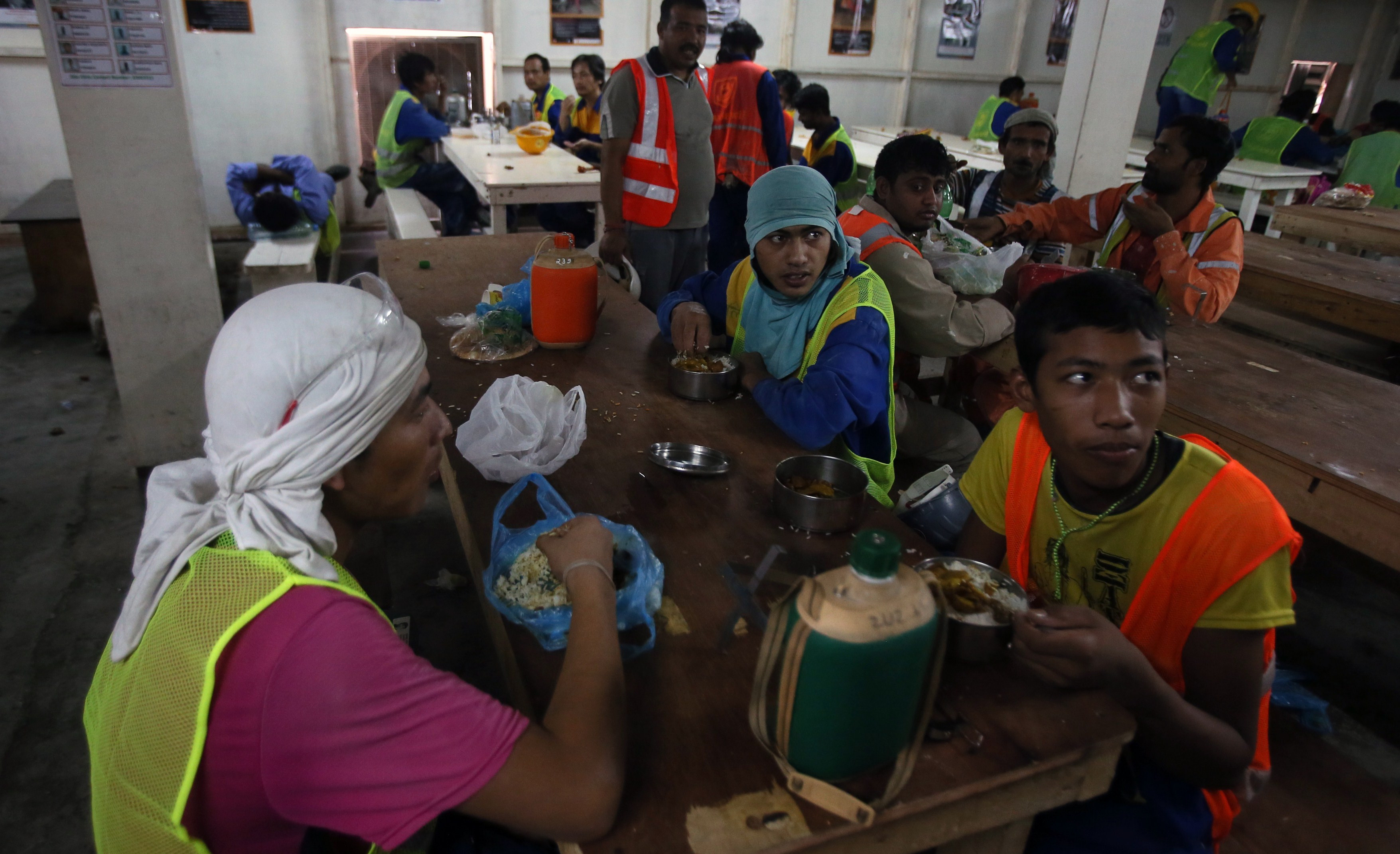 Entertainment fotbalistic, construit cu sangele muncitorilor. 185 de nepalezi au murit in 2013, in Qatar, lucrand pentru CM