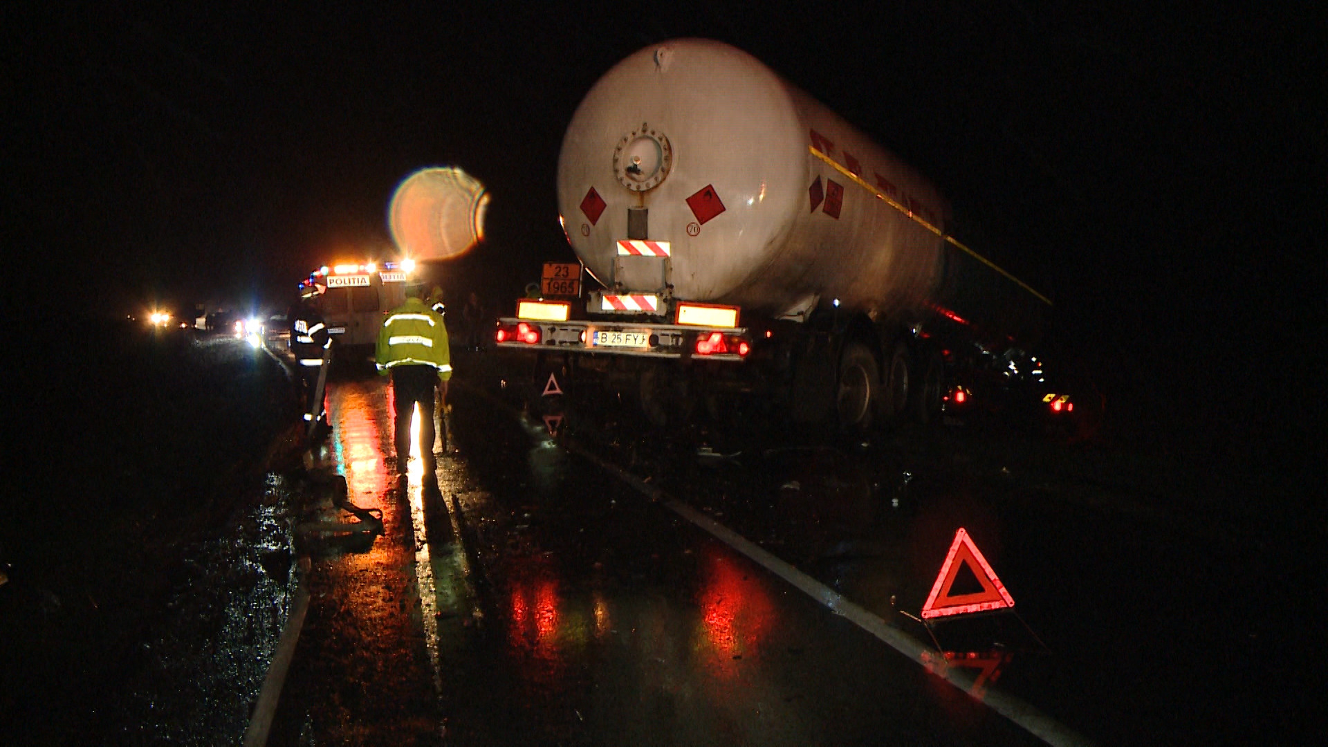 Accident pe drumul care leaga Timisoara de Buzias. Un autovehicul a intrat din plin intr-o cisterna