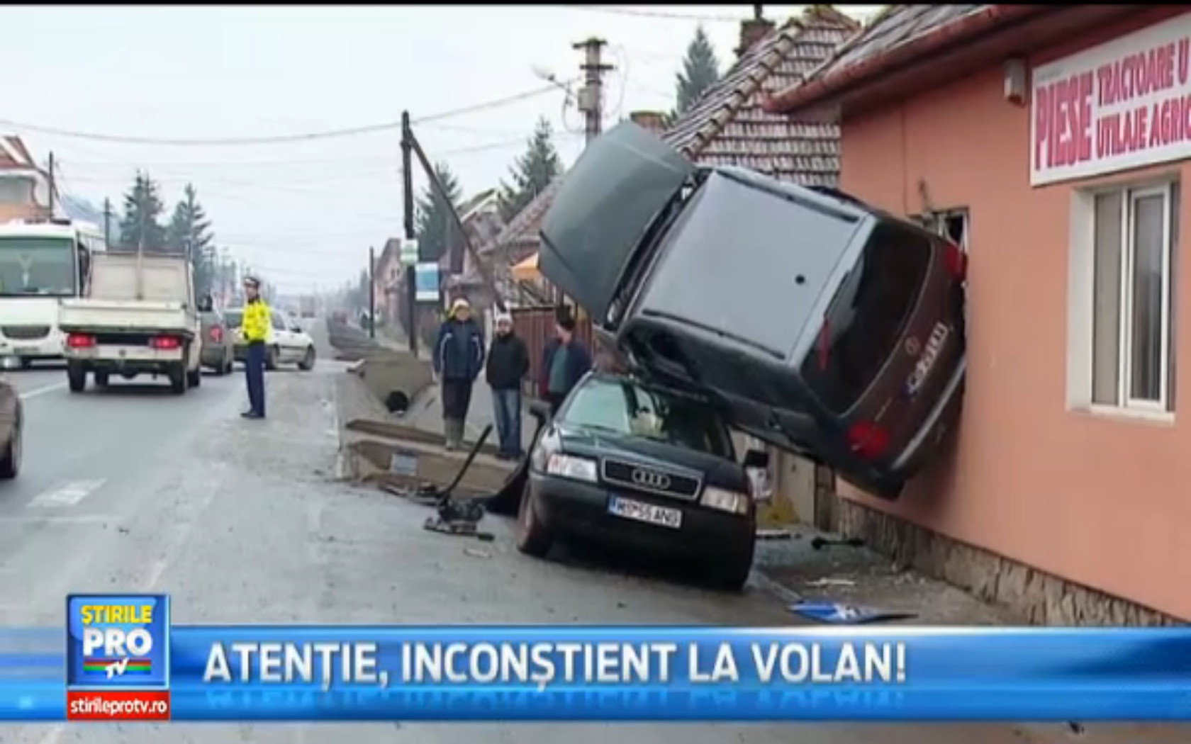 IMAGINI CAMERA DE SUPRAVEGHERE. Cum a ajuns un tanar de 22 de ani sa-si infiga masina in fereastra unei case