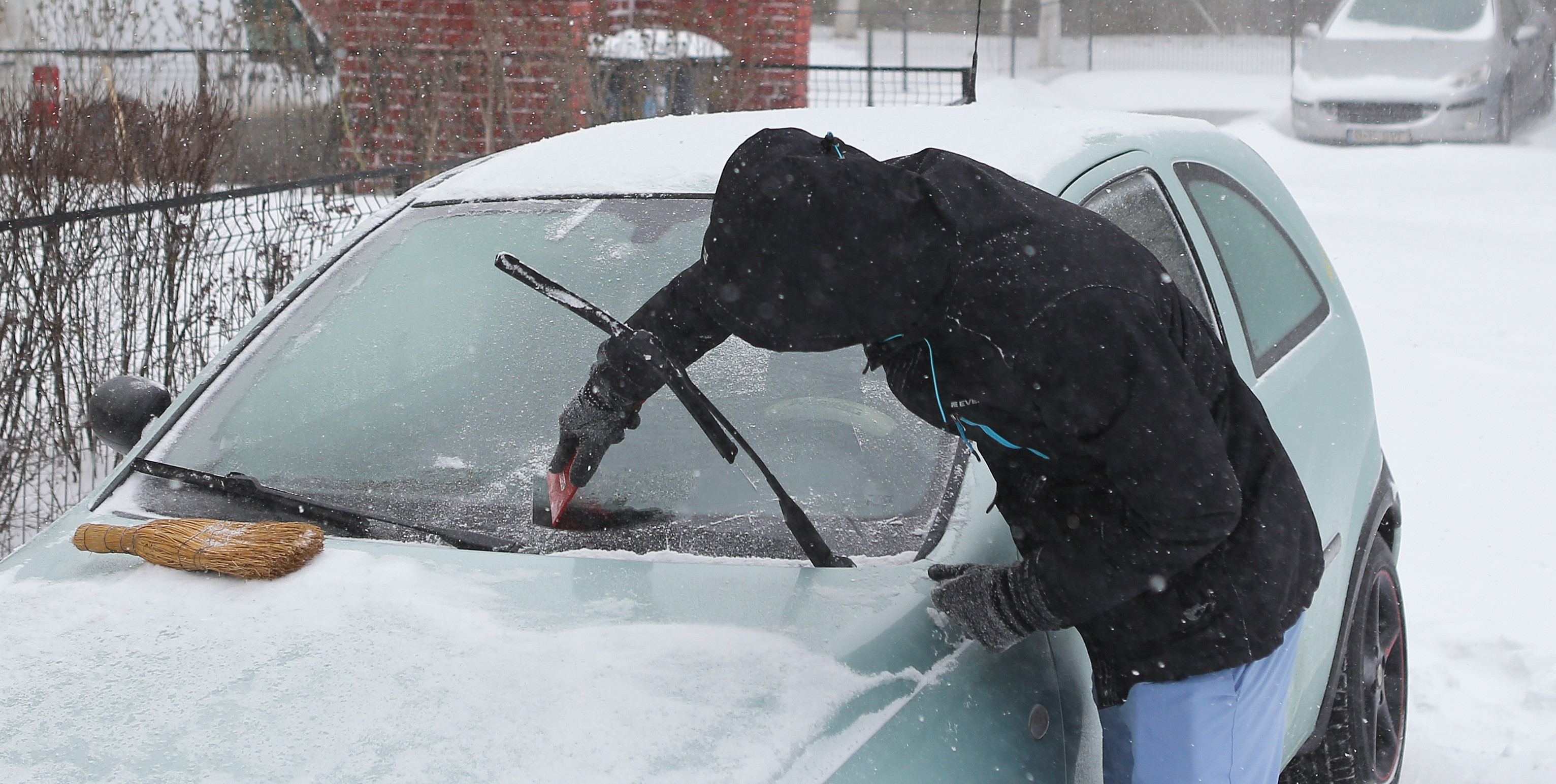 GHIDUL soferului in caz de COD ROSU de ninsori. Ce trebuie sa aveti in masina inainte de a pleca la drum