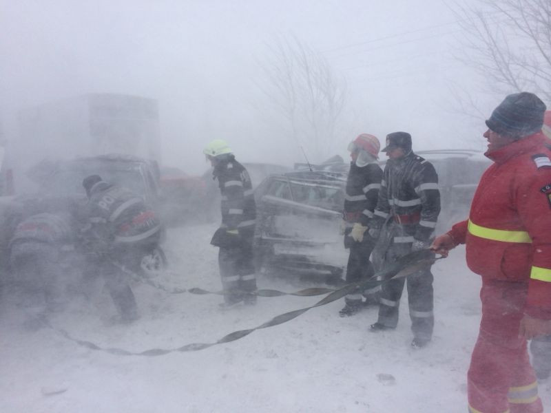 50 de militari cu 5 camioane incarcate cu alimente si apa au plecat spre doua localitati din Prahova