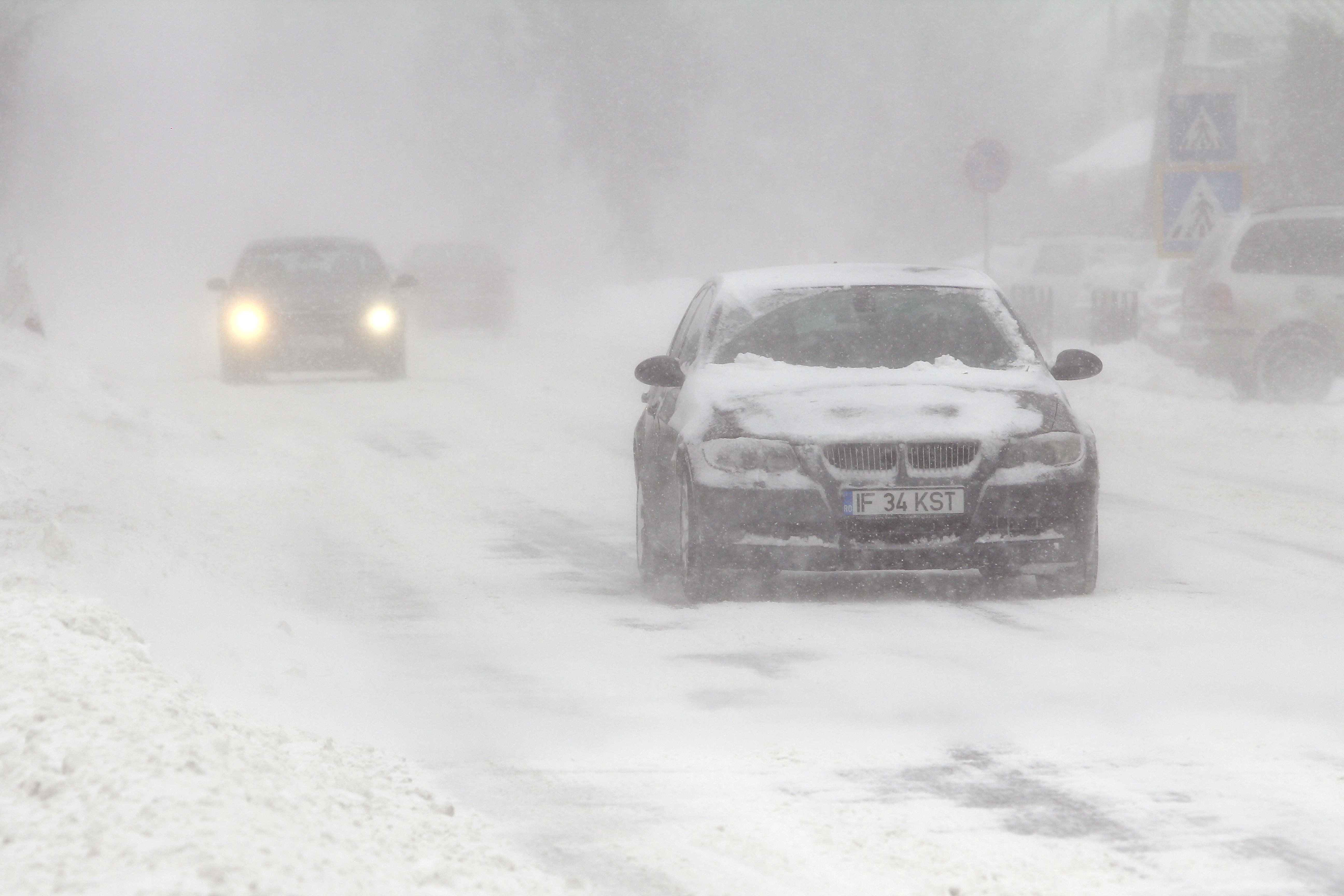 11.000 de oameni din patru localitati prahovene, izolati din cauza ninsorii si a viscolului