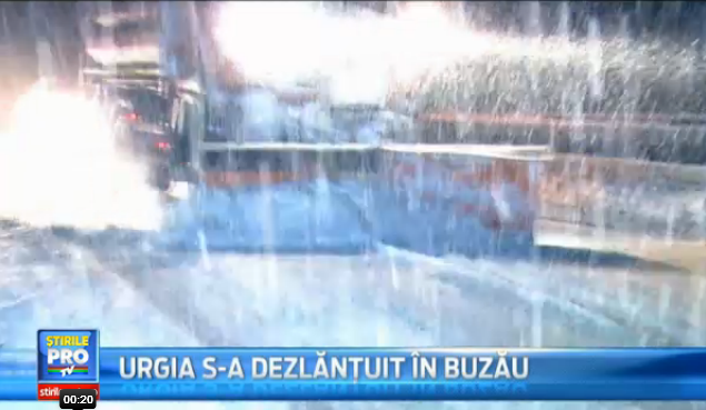 Imagini din Buzau, epicentrul CODULUI ROSU. Utilajele IGSU, neputincioase. Zeci de persoane au petrecut noaptea in masini