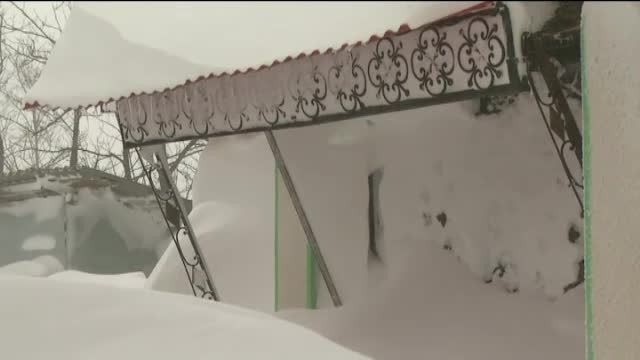 Bezna si frig in Ilfov. "Improvizatiile" facute de familiile care de 40 de ore nu mai au curent in case