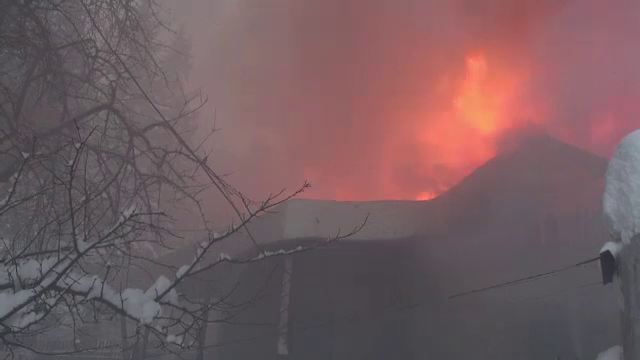 Patru familii cu zece copii din Sinaia au ramas fara acoperis in plina iarna, dupa ce casa lor a fost cuprinsa de flacari