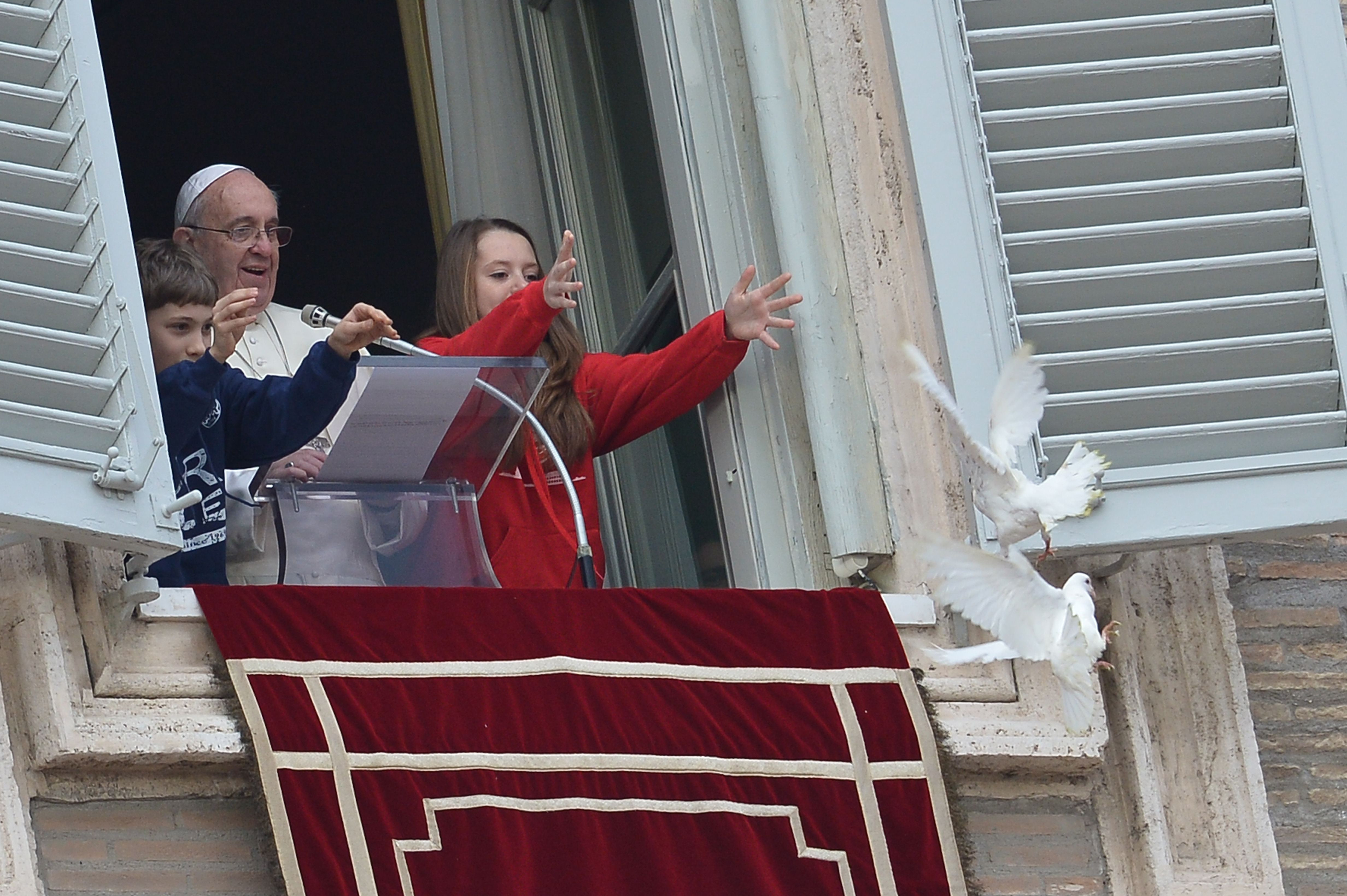 Primul Papa care apare pe coperta revistei Rolling Stone. "S-a proclamat un papa al oamenilor"