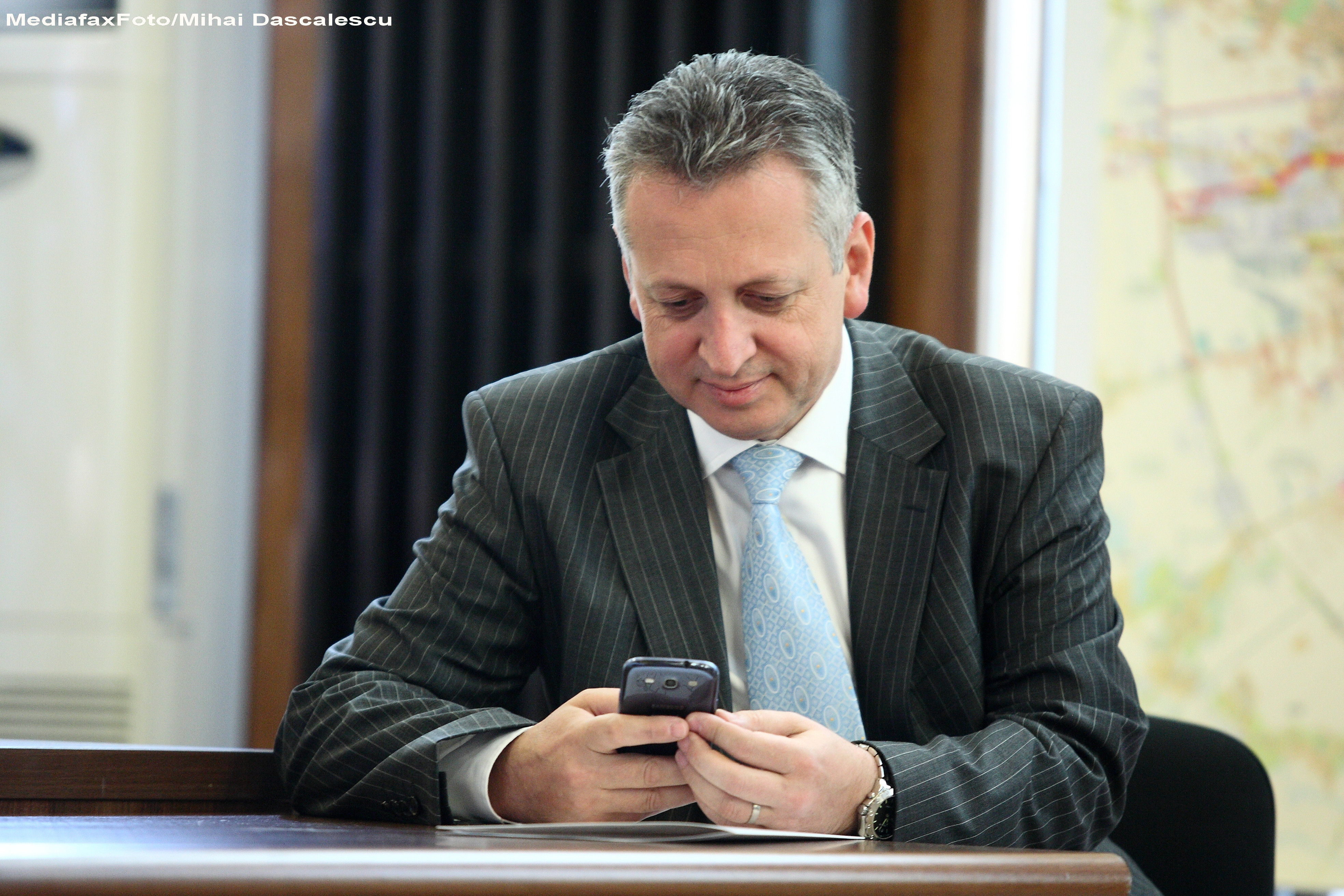 Nu numai copiii se bucura de venirea zapezii. Relu Fenechiu scapa temporar de dosarul Transformatorul, datorita vremii