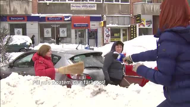 Zapada din ultimele zile le-a inghetat romanilor si bunul simt. Unde au aruncat acesti tineri omatul de pe masina